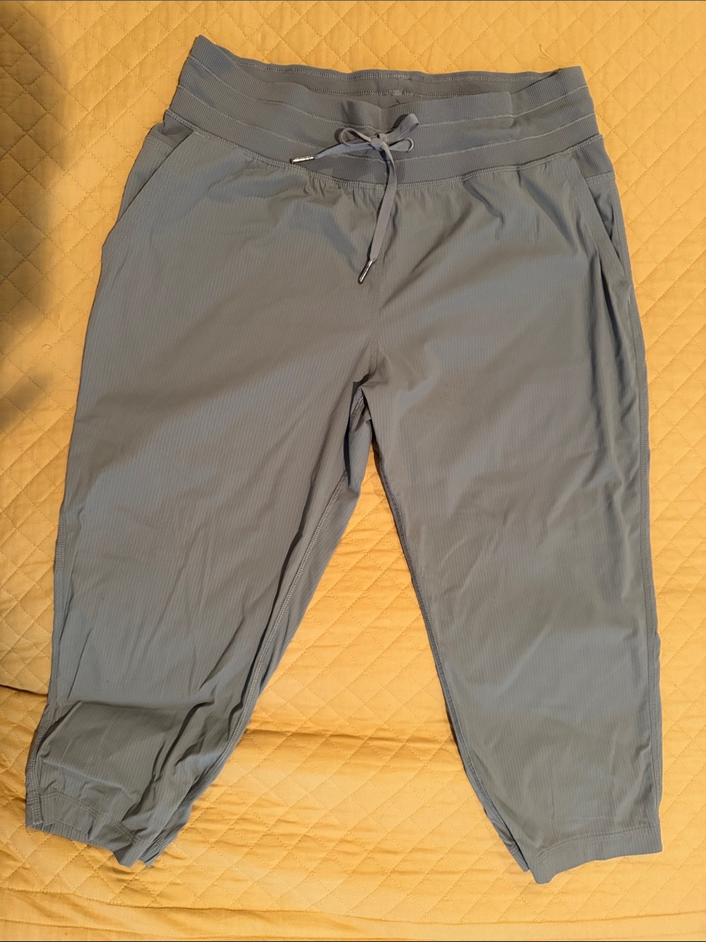 Size 10 Lululemom capri studio pants
